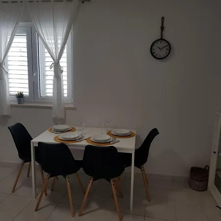 Gaston Apartment *